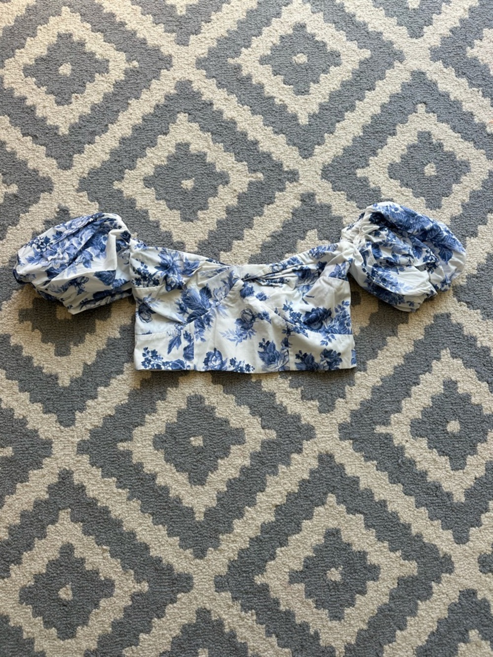NWT! Abercrombie & Fitch White and Blue Floral TOP, Large - Picture 2 of 9